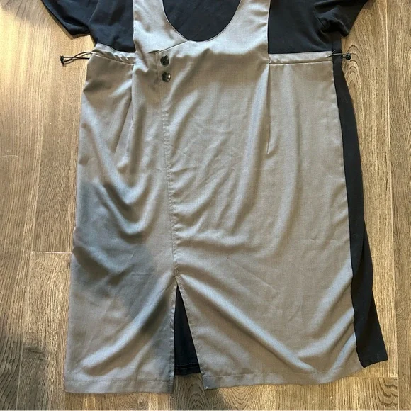 Chic Gray Dress with Lace Detail and Flowy Skirt - Picture 3 of 7